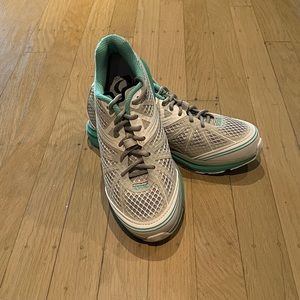 Pearl Izumi X-Road Fuel IV Women’s Bicycle Sneaker - Aqua Mint US7.5/UK5.5/EU38